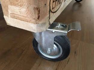 Schönes Basismodell Palettenholz-Industrietisch auf 4 Rollen mit Bremse